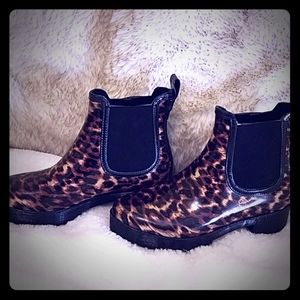 Size 8 animal print rain boots.